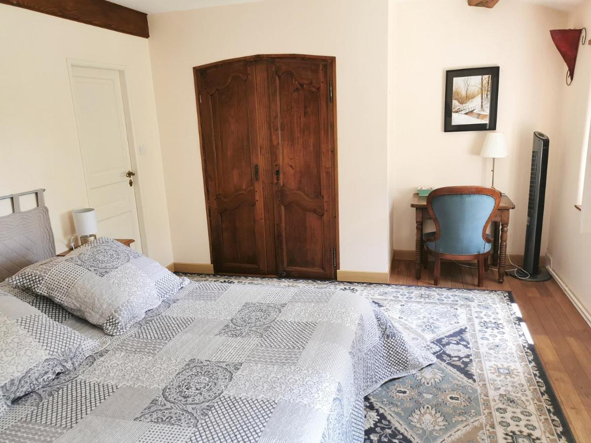 Les Jardins De Camelot Bed & Breakfast Villegouge Екстериор снимка