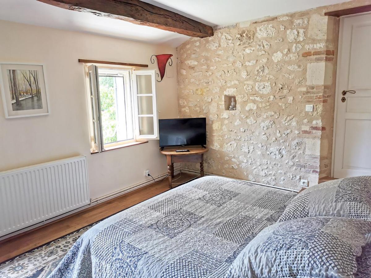 Les Jardins De Camelot Bed & Breakfast Villegouge Екстериор снимка