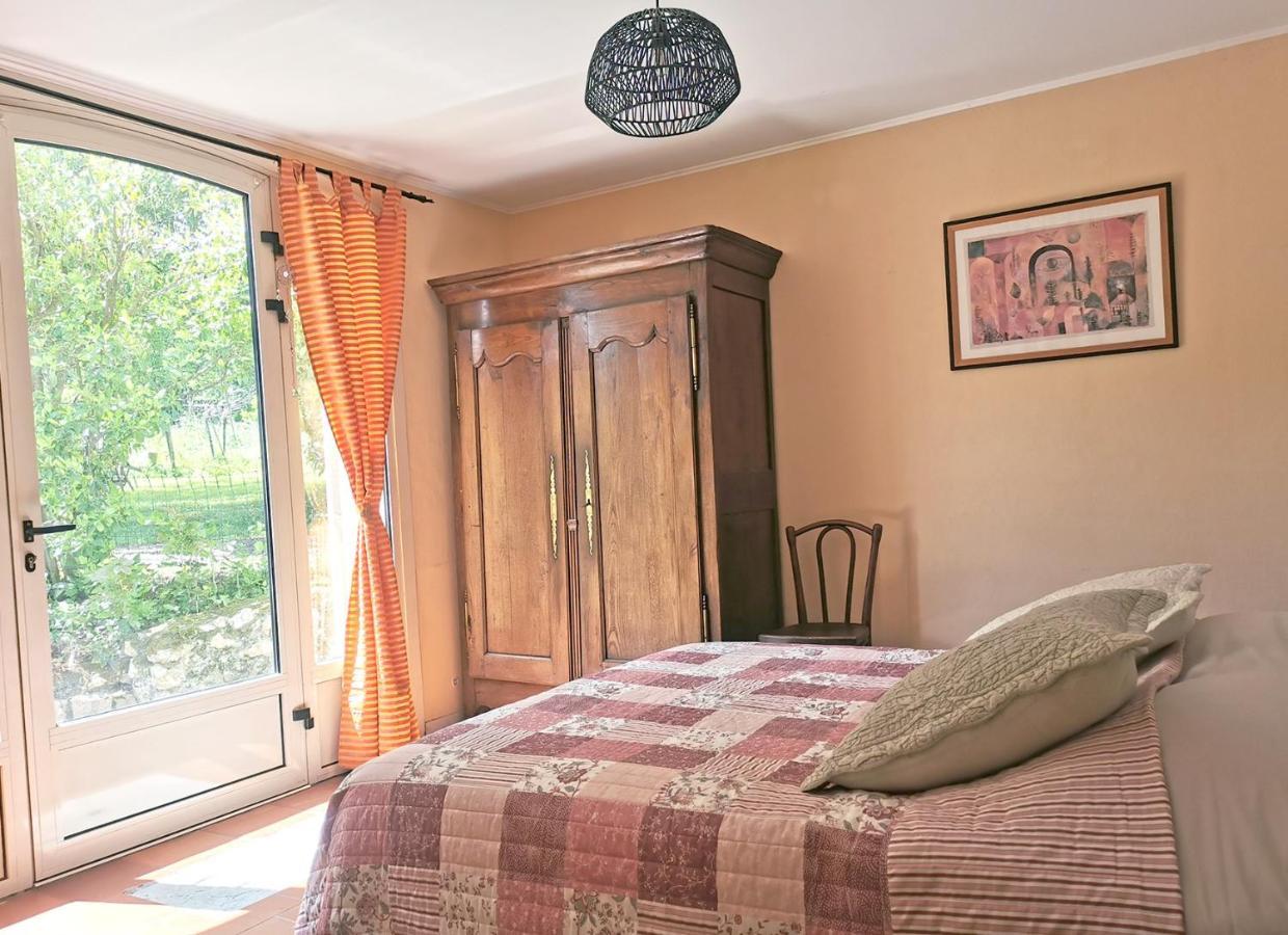 Les Jardins De Camelot Bed & Breakfast Villegouge Екстериор снимка