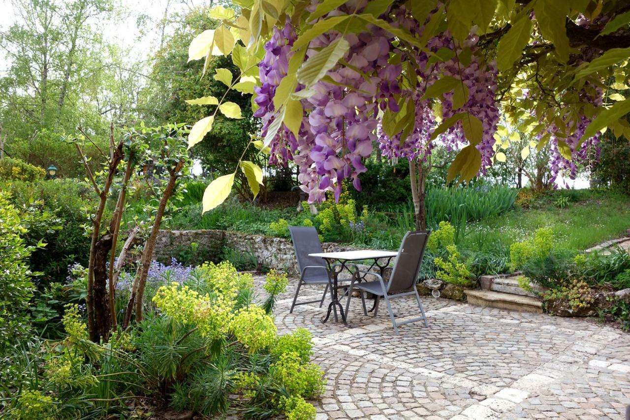 Les Jardins De Camelot Bed & Breakfast Villegouge Екстериор снимка