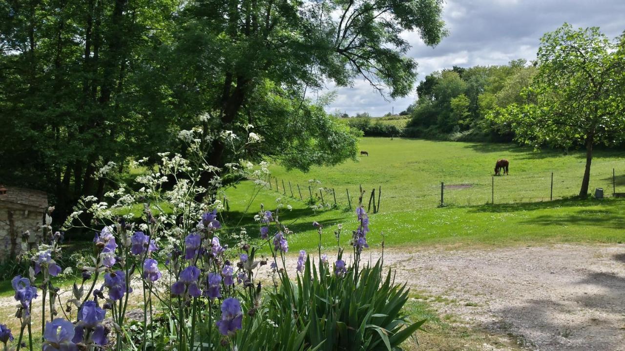 Les Jardins De Camelot Bed & Breakfast Villegouge Екстериор снимка